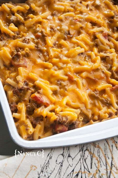 Easy Cheeseburger Mac & Cheese Mac And Cheese Box Recipe, Maple Cream Pie, Mac N Cheese Casserole, Kraft Mac And Cheese Recipe, Hamburger Mac And Cheese, Cheeseburger Mac And Cheese, Beef Mac And Cheese, Cheeseburger Mac, Kraft Mac N Cheese