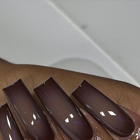 The Nail Connection on Instagram: "This brown 😍😍🤎  📸: @tesa_nailstudio   Follow @thenailconnection for daily nail inspo 💅🏽✨  #nailinspiration #nailinspo #nailideas #gelpolish #creativenails #brownnails #fallnails #airbrushnails #nailartist #naildesigns #nailsnailsnails #nailtrends #thenailconnection" Brunette Nails Color, Brown Aura Nails Acrylic, Brown Ombre Nails Square, Glazed Brownie Nails, Medium Length Nails Fall, Glittery Brown Nails, Different Brown Nails, Fall Nails Unique, Brown Airbrush Nails