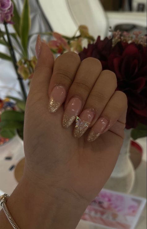 Rose Gold Almond Nails Designs, Quinceanera Nails Butterfly, Butterfly Nails Gold, Quinceanera Nails Almond, Sparkle Butterfly Nails, Gold Dress Nails, Gold Glitter Almond Nails, Rose Gold Prom Nails, Butterfly Almond Nails