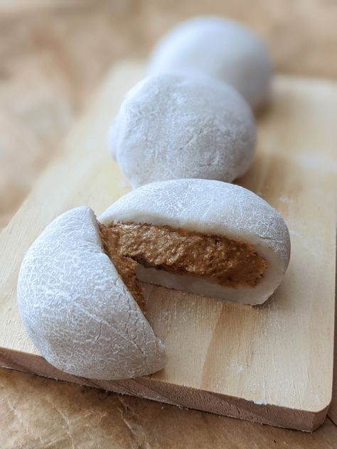 Vegan peanut butter mochi - Kitchen- Margodrobi.com Peanut Butter Mochi Recipe, Peanut Butter Mochi, Peanut Butter Brands, Butter Mochi, Mochi Recipe, Japanese Treats, Mochi Ice Cream, Vegan Peanut Butter, Peanut Butter Filling