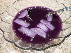 Purple Passion Punch We taste tested purple punch recipes last week for my son’s upcoming wedding.  This is the one that won out. 4 cups (1-qt.) grape juice, chilled (Welch’s has the be… Purple Punch Recipes, Bridal Shower Punch, Wedding Punch, Party Punches, Purple Drinks, Descendants Party, Baby Shower Drinks, Punch Drinks, Purple Food