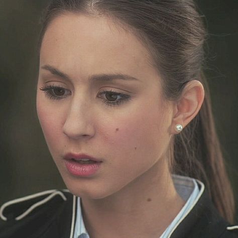 Troian Bellisario Aesthetic, Spencer Hastings Aesthetic Outfit, Spencer Hastings Makeup, Pll Makeup, Pretty Little Liars Makeup, Spencer Hastings Hair, Spencer Hastings Icons, Spencer Hastings Aesthetic, Spencer Aesthetic