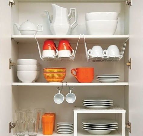 Cups Organization, Kitchen Organization Pantry, Kitchen Organisation, Diy Kitchen Storage, Kitchen Cabinet Organization, Home Organisation, Small Shelves, Minimalist Kitchen, Home Decor Kitchen