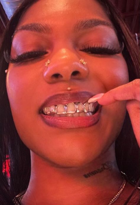 Grillz With Gap, Sliver Grill Teeth, Grillz Black Female, Fang Grillz Women, Grills Black Women, Silver Grillz For Females, Grills Women, Baddie Grillz, Fangs Grillz Women