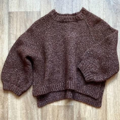 Eclair pattern by Karin Fernandes Pullover Pattern Knitting, Fast Knit Projects, Things To Knit And Sell, Crochet Weight 3 Yarn Patterns, Petite Knit Patterns, Easy Beginner Knitting Projects, Beginner Sweater Knitting Pattern, Lace Pattern Knitting, Knitting Sweater Patterns Free