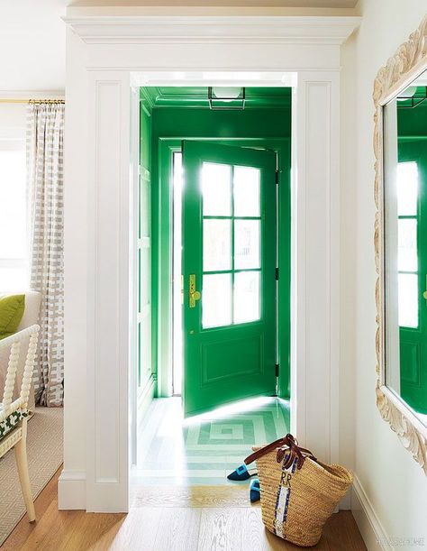 Make a memorable first impression with a bold Kelly green lacquered door, which brightens up a small Toronto home’s neutral main floor. | Photographer: Alex Lukey | Designer: Robyn Rider Maximalist Small Spaces, Green Doors, Murs Roses, Green Front Doors, Blue Green Paints, Glass Front Cabinets, Green Paint Colors, Best Paint Colors, Front Door Colors