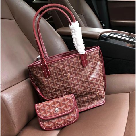 Goyard Tote Bag, Goyard Tote, Inside My Bag, Goyard Bag, Fancy Bags, Famous Designers, Iconic Bags, Louis Vuitton Bag Neverfull, Clutch Wallet