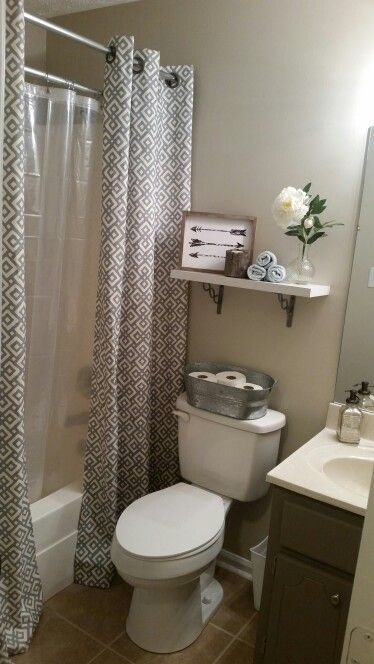 Small Apartment Bathroom Decor Ideas Shower Curtains, Bathroom Curtains Window Small Bed Bath & Beyond, Beautiful Bathroom Decor, Bathroom Decor Themes, Girl Apartment Decor, First Apartment Decorating, Bathroom Decor Apartment, Restroom Decor, Shower Curtain Decor