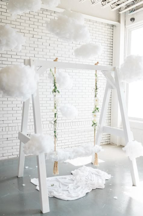 Cloud Baby Shower Theme, Theme Bapteme, Angel Baby Shower, Cloud Party, Cloud Theme, Idee Babyshower, Baby Shower Theme Decorations, White Baby Showers, Moon Baby Shower