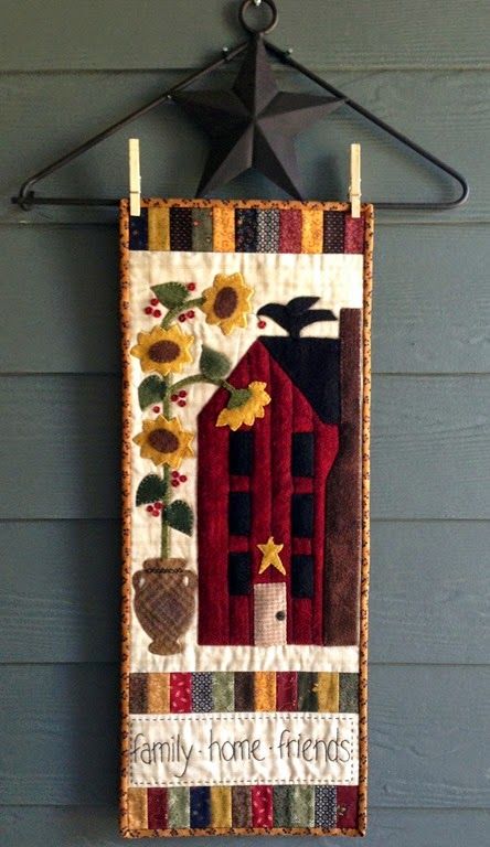 Quilt Banner, American Quilts Patterns, Quilt Crafts, Quilted Items, Small Quilt Projects, Felted Projects, Applique Wall Hanging, Candle Mats, Bed Runners