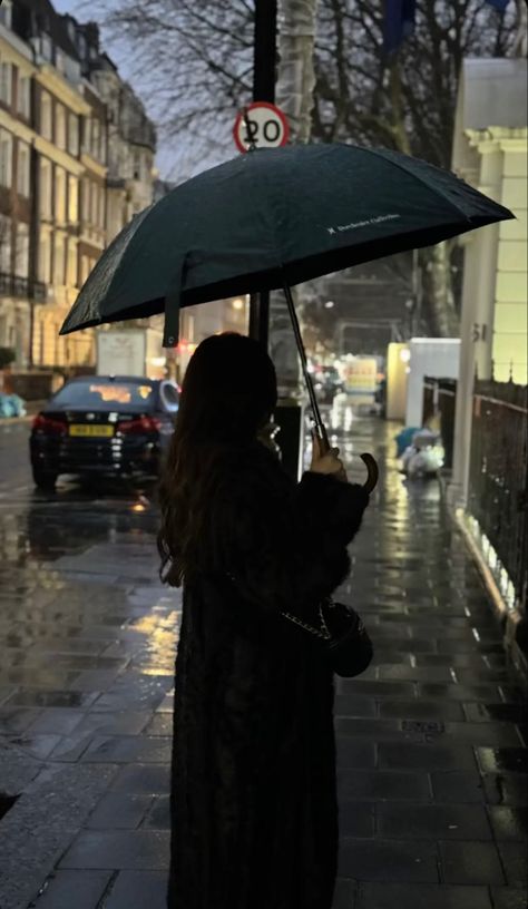 Rain Travel, Ing Civil, Travel Pose, Best Winter Outfits, Arab Beauty, Classy Aesthetic, Instagram Photo Inspiration, Ideas For Instagram Photos, Feminine Aesthetic