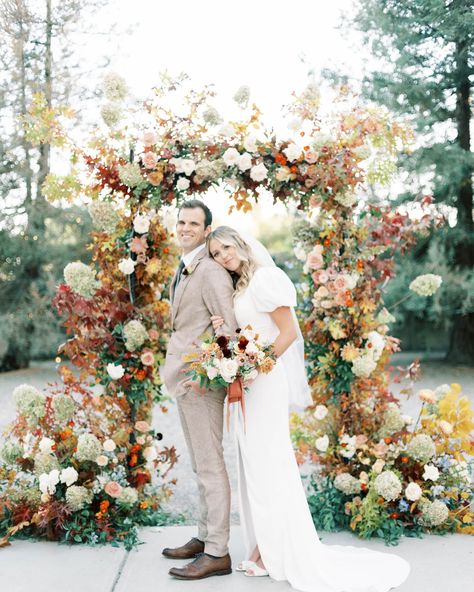 Autumn is coming and it reminded me of this fall inspired wedding my friend @theposhposey designed and flourished for her sisters wedding. Love the leaves in the arch and centerpieces. It definitely pays to have an amazing artist/ florist for a sister! PS. This is a real wedding. Not a styled shoot! LOL Coordination - @portabellaevents & @lexiernstevents Florals - @theposhposey Photos - @liz_zimbelmanphoto Rentals - @celebrationseventrentals @bbjlatavola Signs - @lindawilmarthdesigns... Fall Inspired Wedding, Autumn Is Coming, Floral Arch Wedding, Sisters Wedding, Wedding Inspiration Fall, The Arch, Floral Arch, Sister Wedding, October Wedding