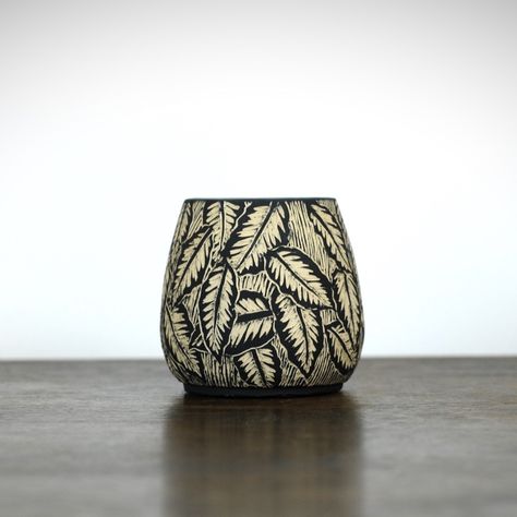 Sgraffito Pottery, Ceramics Bowls, Ceramics Bowls Designs, Garden Pottery, Pottery Marks, Ceramics Pottery Art, Room With Plants, Doodle Art Designs, Bowl Designs