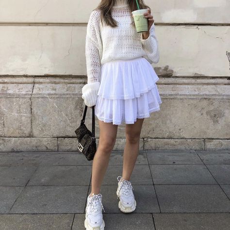 White Frilly Skirt Outfit, Frilly Skirt Outfit, White Frilly Skirt, Frilly Skirt, Skirt Outfit, Strike A Pose, Style Guide, Skirt Outfits, Style Guides