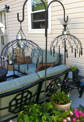 Outdoor Solar Lamps Using hooks and wire baskets, the solar light is fixed in the middle to add perfect lighting to backyard relaxing. Outdoor Solar Lamps, Solar Light Crafts, Rainy Saturday, Thrift Store Diy, Outdoor Crafts, Light Crafts, Have Inspiration, Outside Ideas, Garden Path