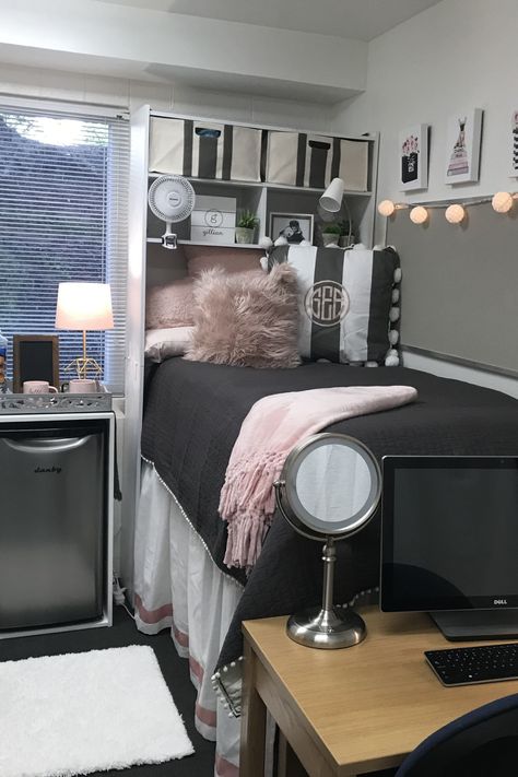 Best Decor Ideas For Your Freshman College Dorm College Dorm Room Ideas Modern, Simple Dorm Room Decor, Cute Headboard, Dorm Bed Skirt, Simple Dorm Room, Cute Decor Ideas, University Of Kentucky Dorm, Best Decor Ideas, Dorm Decor Ideas