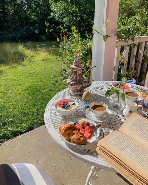 Angelica Core, Breakfast Table Setting, Angelica Blick, 2020 Vision, Aesthetic Cottagecore, Picnic Ideas, Clubbing Aesthetic, Picnic Date, Breakfast Table