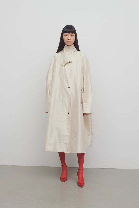 https://pbs.twimg.com/media/GVzUPkkW8AAlhJi?format=jpg&name=large Silk Coat, Trench Coat Style, Short Denim, Silk Taffeta, Military Fashion, Minimal Fashion, Womens Fall, Winter Women, Sweater Jacket