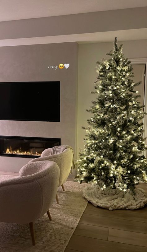 Christmas Tree Ideas Small Apartment, Apt Christmas Decor, Aesthetic Christmas Living Room, Loft Christmas Decor, Under Christmas Tree, White Christmas Apartment Decor, Christmas Deco Aesthetic, Christmas Tree Ideas Bedroom, Sofa Christmas Decor