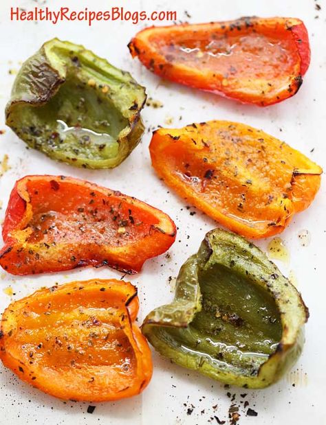 #glutenfree Deliciously roasted bell peppers are seasoned with olive oil, oregano and crushed red peppers. Cooked Bell Peppers, Oven Baked Peppers, Bell Pepper Roasted, Roasting Green Peppers In Oven, Cooking Peppers In The Oven, Bell Paper Recipes, Cooking Bell Peppers, Baked Peppers Oven, Things To Make With Bell Peppers