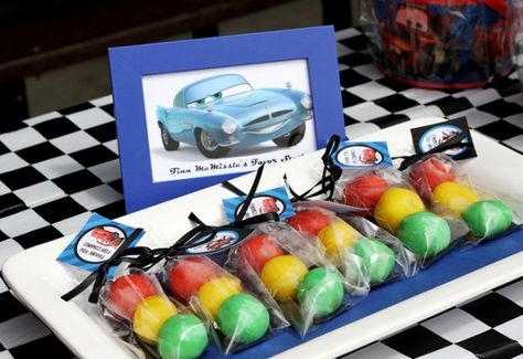 Traffic light cake ball party favor; use sixlets instead stacked red yellow green 2 Birthday Party Ideas, Cars Cake Pops, Disney Cars Theme, Disney Cars Cake, 2 Birthday Party, Cars Party Favors, Cars Cake, Disney Cars Party, Hot Wheels Party