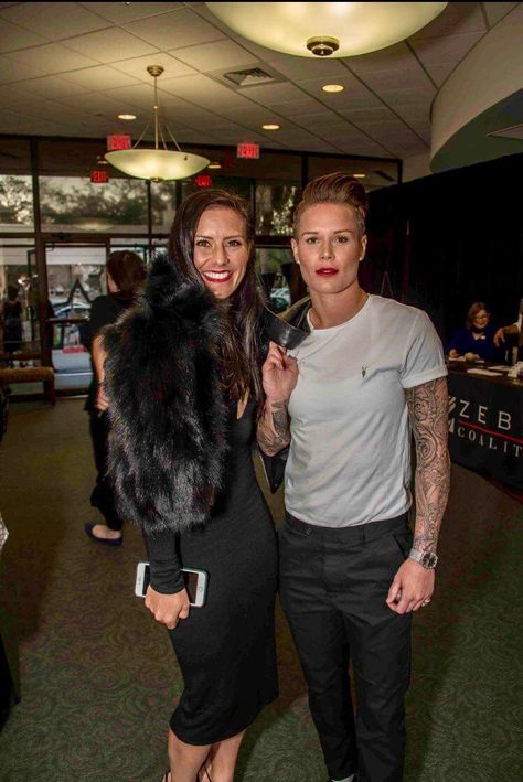 Ashlyn Harris Andro Fashion, Ashlyn Harris, Ali Krieger, Uswnt Soccer, Dapper Outfit, Soccer Women, Lesbian Fashion, Androgynous Style, Usa Soccer Women