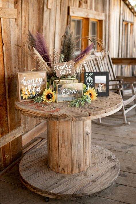 Horse Wedding Centerpieces, Simple Fall Country Wedding Ideas, Easy Western Wedding Centerpieces, Rustic Western Wedding Reception, Western Sign In Table, Round Grazing Table Wedding, Western Wedding Centerpieces Wedding Table Decor, Western Wedding Seating Ideas, Fall Western Wedding Reception