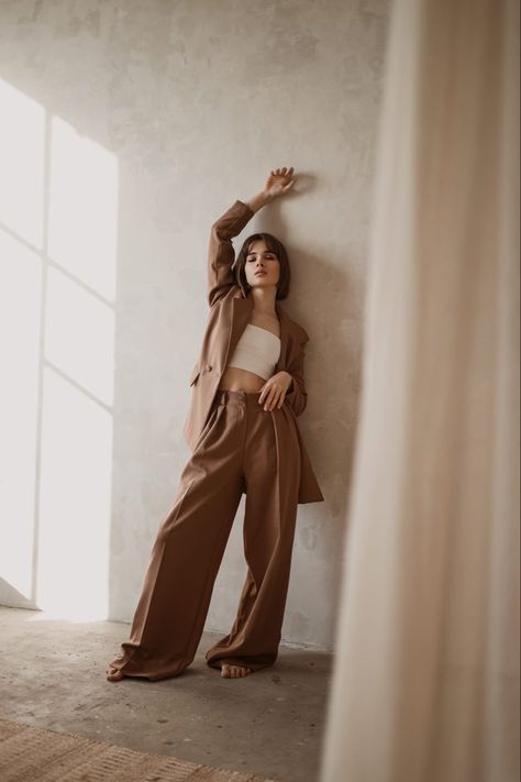 Fall Editorial Photoshoot Studio, Model Background Fashion Photography, Neautral Clothing Photoshoot, Mood Shots Fashion, Fall Fashion Studio Photoshoot, Fashion Posing Photography, Brown Studio Photoshoot, Dress Product Photography Ideas, Posing Guide For Women Standing