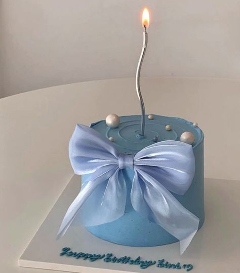 Cute Aesthetic Birthday Cake, Cute Mini Cakes Birthdays, Blue Aesthetic Party, Blue Birthday Aesthetic, Blue Cake Designs Birthday, Aesthetic Cake Designs, Girly Birthday Cakes, Blue Birthday Cakes, Small Birthday Cakes