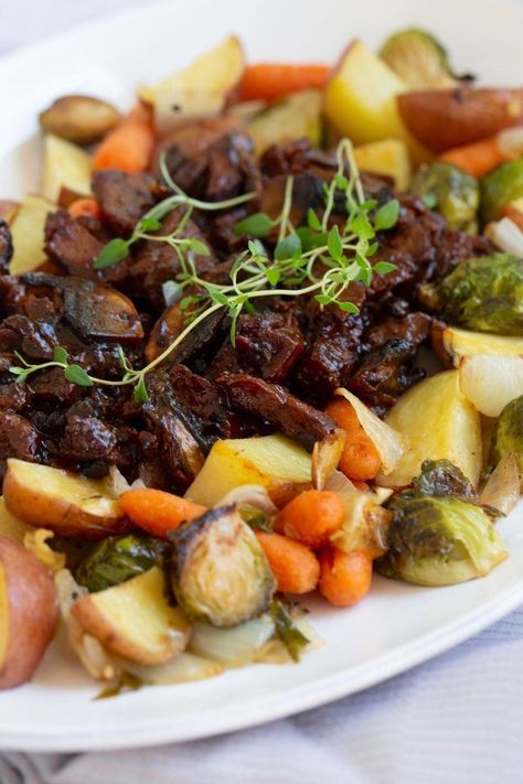 A hearty vegan pot roast made with plant-based beefy tips or seitan plus portobello mushrooms and plenty of vegetables | vegan pot roast recipe Vegan Pot Roast, Homemade Seitan, Christmas Vegan, Christmas Main Dishes, Vegan Christmas Dinner, Seitan Recipes, Vegan Holiday Recipes, Christmas Main, Vegan Christmas Recipes