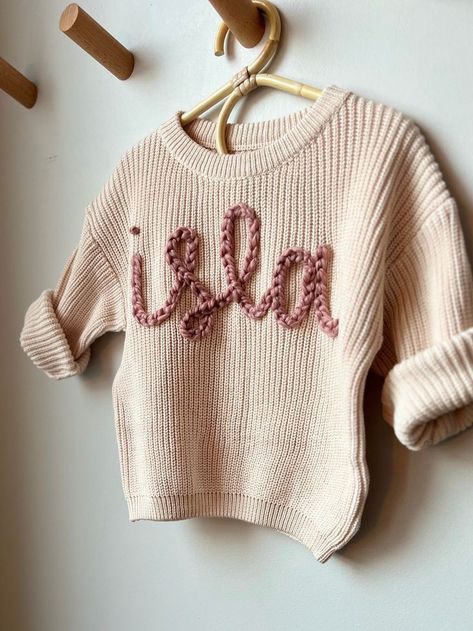 Chunky Knit Name Sweater, Embroidery On Sweaters, Embroidery On Knit, Knitted Baby Sweaters, Baby Sweater With Name, Name Sweater Baby, Baby Name Sweater, Stitch Sweaters, Name Sweater