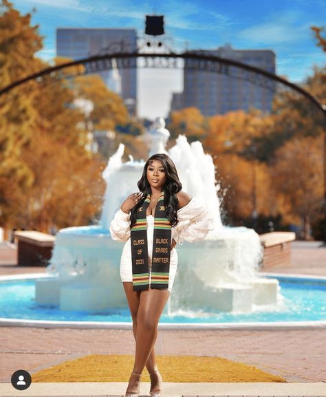 Straight Hair Graduation Pictures, Master Photoshoot, Black Graduation Pictures, Black Women Graduation Pictures, Graduation Pictures Outfits, Graduation Outfit College, Nursing Graduation Pictures, College Graduation Photoshoot, Grad Shoot