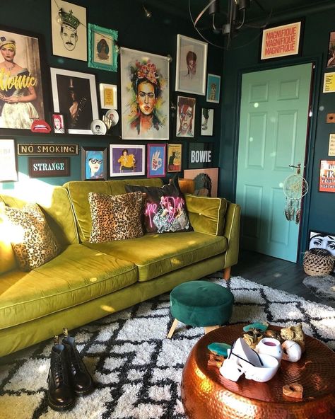 Quirky Living Room Ideas, Retro Apartment Decor, Quirky Living Room, Green Couch Living Room, Beautiful Room Designs, Retro Apartment, Living Room Inspo, Eclectic Home, Dream House Decor