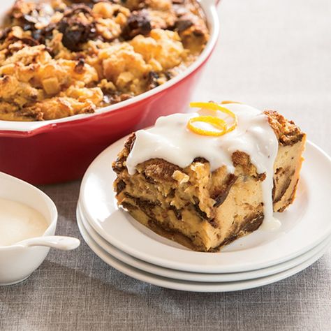 Panettone Bread Pudding - Farm Flavor Recipe Panatone Bread, Panettone Bread Pudding, Traditional Holiday Desserts, Panettone Bread, Panettone Recipe, Christmas Breakfast Recipe, Bread And Butter Pudding, Holiday Favorite Recipes, Bread Pudding Recipe