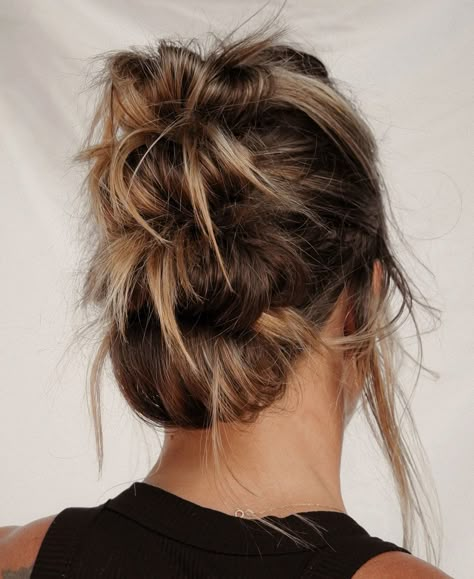 Messy Pinned Up Hair, Messy Updo For Medium Hair, Messy Twist Updo, Casual Work Updo, Messy Up Do, Easy Messy Updo, Hair Styles For Dirty Hair Quick, Casual Updos For Medium Hair, Casual Updo