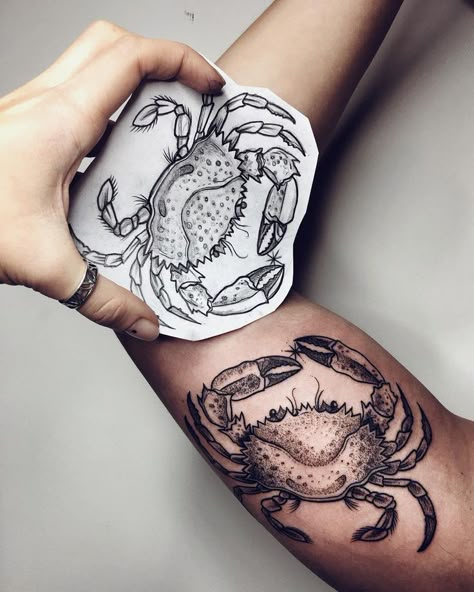 Zodiac Tattoo Designs, Zodiac Tattoo Ideas, Ocean Sleeve Tattoos, Crab Tattoo, Sea Tattoo, Mens Shoulder Tattoo, Summer Tattoo, Ocean Tattoos, Geniale Tattoos