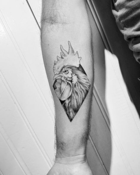 Geometric Chicken Tattoo, Chicken Tattoo For Men, Rooster Tattoo Black And White, Fine Line Rooster Tattoo, Rooster Tattoo Men, Roster Tattoos, Rooster Tattoo For Women, Rooster Tattoo Ideas, Rooster Tattoo Design