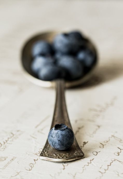 Lighting for Still Life Photography | Photzy Anti Aging Skin Care Diy, Table Top Photography, Dark Food Photography, Still Life Images, Food Photography Inspiration, Fruit Photography, Still Life Photos, Wild Blueberries, Beautiful Food