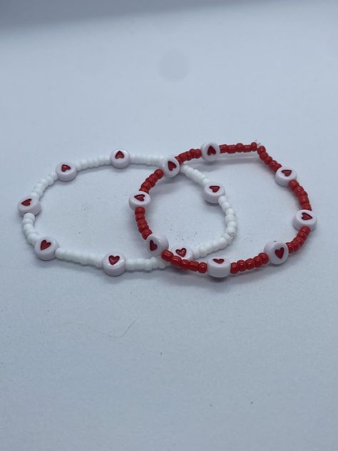 Heart Beaded Bracelet Cute Beaded Bracelets For Couples, Cute Bead Bracelet Ideas, Cute Beaded Bracelet Ideas, Bracelets Ideas Beaded, Bracelet Beads Ideas, Bracelets Diy Beads, Heart Bead Bracelet, Pulseras Ideas, Bracelets Bff