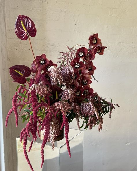 ♥️🍇❣️🍓 Flower Arrangement In Vase, Valentines Florals, Jewel Tone Bridal Bouquet, Autumn Floral Arrangements, Hotel Flower Arrangements, Red Flower Arrangements, Holiday Flowers, Ikebana Flower Arrangement, Nothing But Flowers