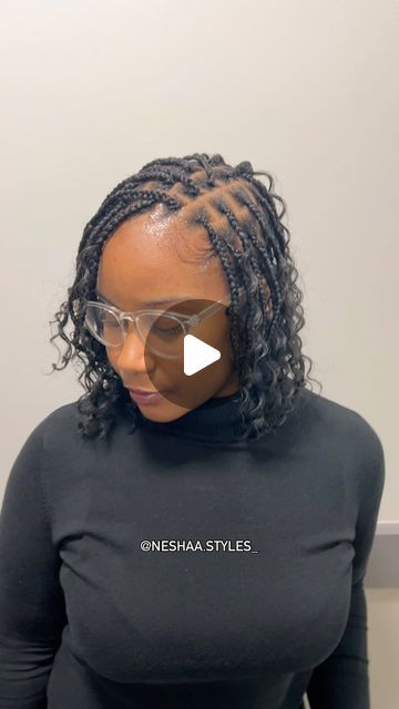 NYC BRAIDER ✨💆🏽‍♂️ on Instagram: "Let’s get into these shoulder length  Boho Knotless Box Braids 😍 @neshaa.styles_   - - - - #brooklynhairstylist #neshaastyles #knotlessbraids #nycbraider #summerhairstyles #cleanparts #boxbraids #neatboxbraids #braids #braidseason" Braiding Medium Length Hair, Short Boho Braids Black Women, Shoulder Length Box Braids Medium, Box Braids Bob Shoulder Length, Shoulder Length Box Braids Curly Ends, Shoulder Length Braided Hairstyles, Shoulder Length Braids For Black Women, Hairstyles For Medium Length Hair Braids, Shoulder Length Boho Braids