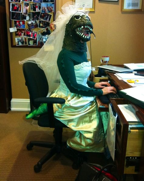 Bridezilla! For Halloween!!!! I LOVE IT Bridezilla Costume Halloween, Xibalba Costume, Bridezilla Costume, Bridezilla Meme, Costume Box, Couple Halloween Costumes Meme, Halloween Party Meme Funny, Box Costumes, Halloween Queen