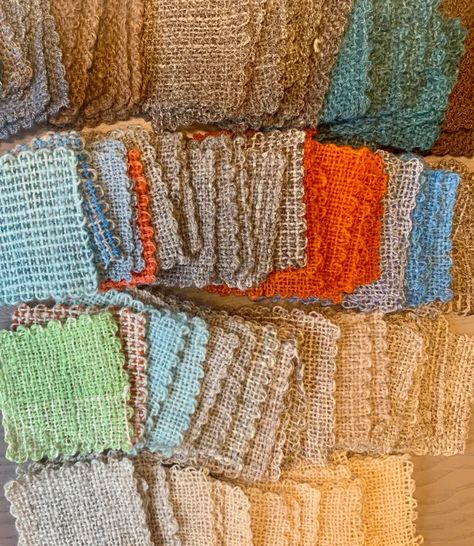 Pin loom blanket - Josefin Waltin spinner Loom Blanket, Pin Weaving, Pin Loom, Knitting Squares, Colour Gradient, Weaving Loom Projects, Boho Crafts Diy, Loom Knitting Projects, Hand Woven Blanket