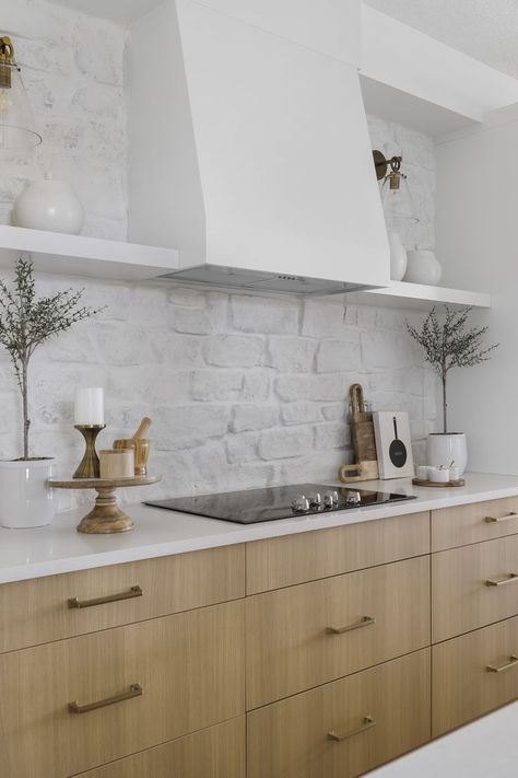 Stone Backsplash With Ledge, Kitchen With White Stone Backsplash, Mediterranean Stone Backsplash, White Rock Backsplash Kitchen, Real Stone Backsplash Kitchen, White Natural Stone Backsplash, Stucco Backsplash Kitchen, Hob Backsplash Ideas, Small Range Wall