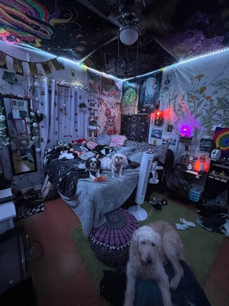 Smokers Chill Room, Random Room Aesthetic, Grunge Room Decor Punk Rock Bedroom Ideas, Room Ideas Aesthetic Emo, Room Ideas Aesthetic Grunge Y2k, Junk Room Aesthetic, Big Room Decor Ideas, Room Inspo Black Furniture, Loft Bed Room Ideas