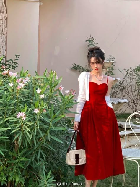 Fancy Cardigan For Dress, Red Dress With Cardigan, Red Dress Fashion, Mode Inspo, Red Outfit, Casual Style Outfits, Elegant Outfit, Modest Outfits, Women's Fashion Dresses