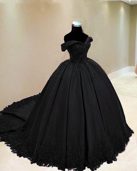 Prom Ball Gown Dresses, Black Wedding Gowns, Black Quinceanera Dresses, Black Ball Gown, Fotografi Vintage, Prom Ball Gown, Quinceanera Dress, Pretty Prom Dresses, Outfits Petite