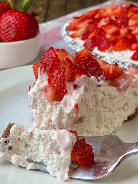 Fork full of the best yogurt pie with whipped topping and yogurt Strawberry Yogurt Pie, Greek Yogurt Recipes Healthy, Jello Pudding Recipes, Cool Whip Pies, Yogurt Recipes Healthy, Cream Desserts Recipes, Yogurt Pie, Whipped Cream Desserts, Whipped Yogurt