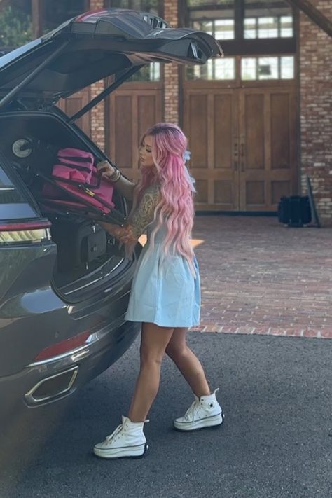 Outfits That Go With Pink Hair, Ally Nicole Hair, Pink Hair Outfit Style, Ally Nicole Outfits, Outfits With Pink Hair, Pink Hair Outfits, Ally Nicole, Glow Outfits, Eclectic Outfits