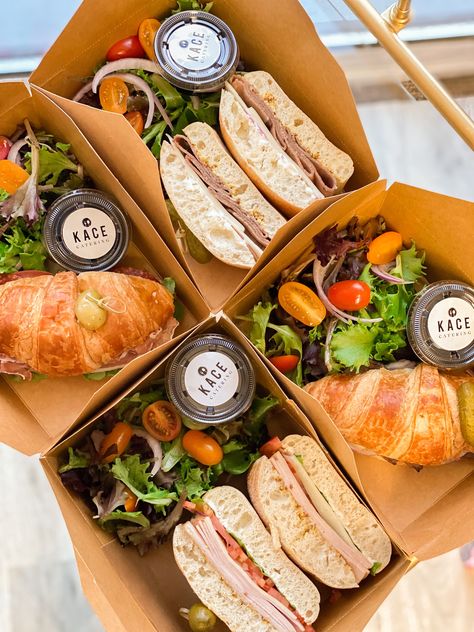 Brunch Ideas Sandwiches, Lunch Business Ideas, To Go Picnic Boxes, Fancy To Go Boxes, Packaged Lunch Ideas, Gourmet Sandwiches Presentation, Sandwich Plate Presentation, To Go Sandwiches Packaging, Vegan Cafe Food Ideas